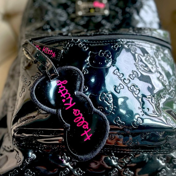 Hello Kitty Black patent leather backpack with added keychain - Picture 5 of 12